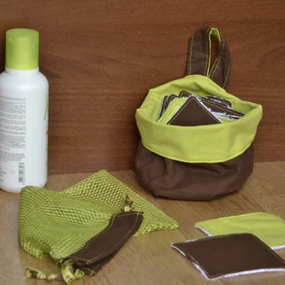 Ensemble zéro déchet cousu main composé de lingettes lavables en coton, pochon assorti et filet de lavage, création artisanale Sewing Ju à Toulouse Saint-Simon.
